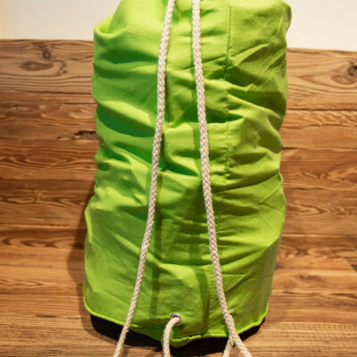 grüner Sack mit Parkettklötzli als Holzspielzeug für Kinder