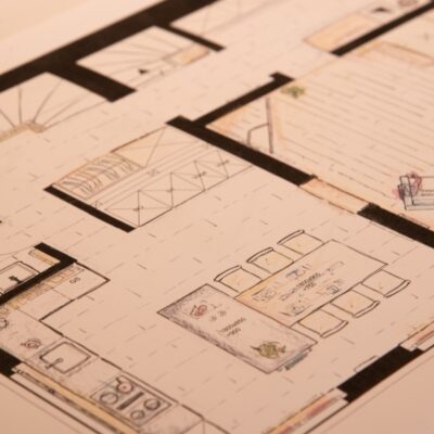 Plan und Handskizze einer Idee für einen Innenausbau und Küche