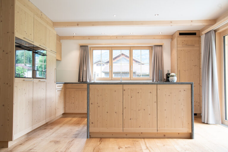 Neue Küche aus Fichte in einem Neubau Einfamilienhaus mit Steinabdeckung, Boden in Eiche