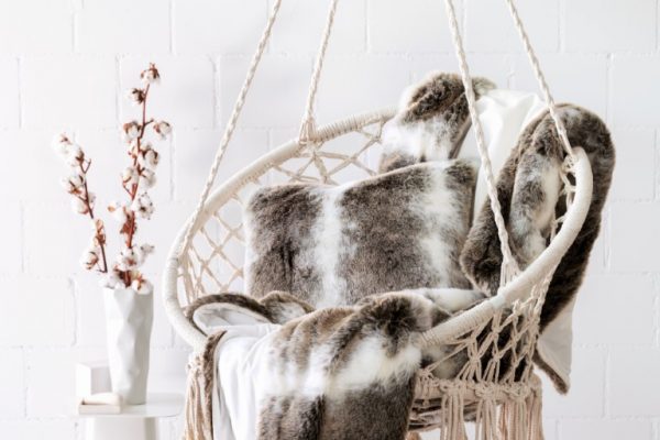 Wohnaccessoires Decke und Kissen aus Kunstfell von Winterhome auf Stuhl