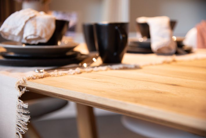 Tisch aus Eiche altholz mit dünner Tischplatte und Geschirr