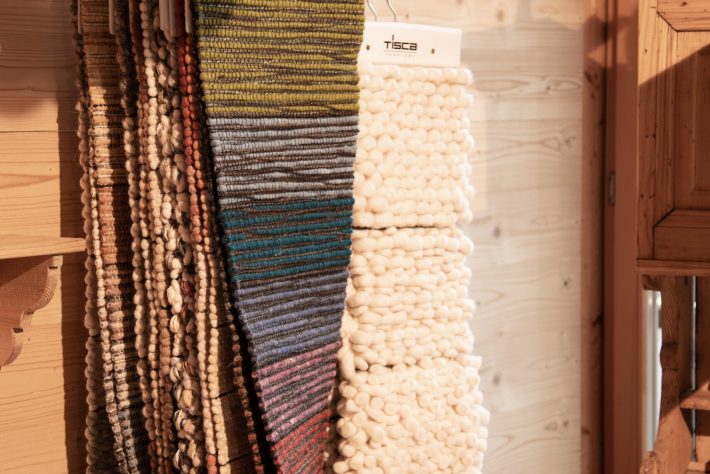 Ausstellung wieland Wohnaccessoirebereich mit Muster von Tisca Teppiche