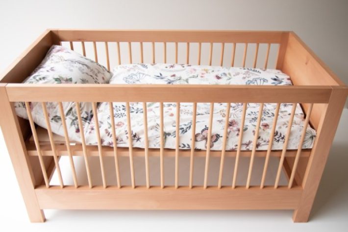Kinderbett höhenverstellbar aus Massivholz Buche mit Gitterstäben und Hüsler Nest Naturbett Inhalt